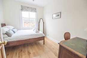 Traditional Home in Kew Gardens