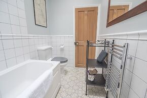 Traditional Home in Kew Gardens