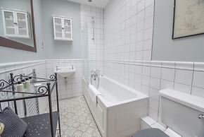 Traditional Home in Kew Gardens