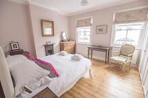 Traditional Home in Kew Gardens