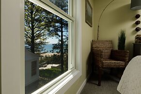 Looking Glass Beachfront Inn