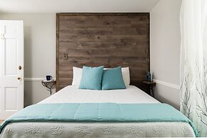 Looking Glass Beachfront Inn