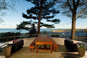 Looking Glass Beachfront Inn