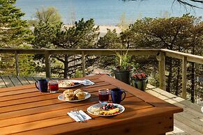 Looking Glass Beachfront Inn