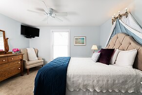 Looking Glass Beachfront Inn