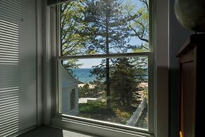 Looking Glass Beachfront Inn