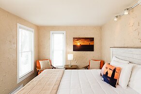 Looking Glass Beachfront Inn