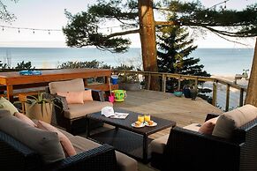 Looking Glass Beachfront Inn