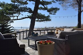 Looking Glass Beachfront Inn