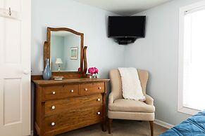 Looking Glass Beachfront Inn