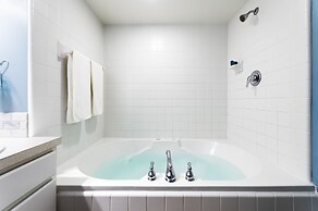 Looking Glass Beachfront Inn