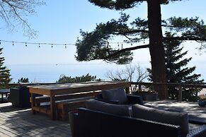 Looking Glass Beachfront Inn