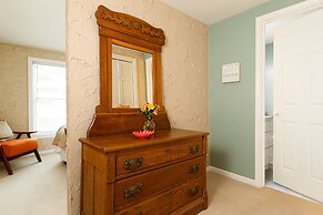 Looking Glass Beachfront Inn