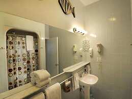 Suite Dreams Inn by the Beach