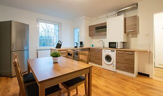 Comfortable Large Center Apartment