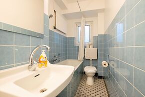 Comfortable Large Center Apartment