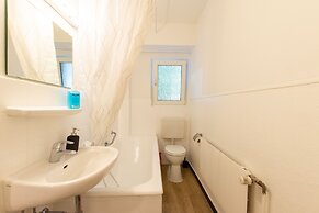 Comfortable Large Center Apartment