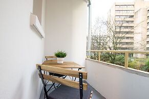 Comfortable Large Center Apartment