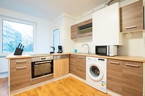 Comfortable Large Center Apartment