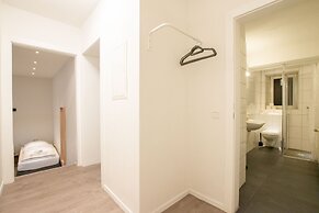 Comfortable Large Center Apartment