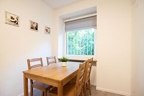 Comfortable Large Center Apartment