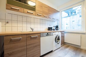 Comfortable Large Center Apartment