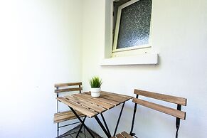 Comfortable Large Center Apartment