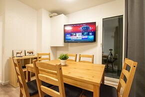 Comfortable Large Center Apartment