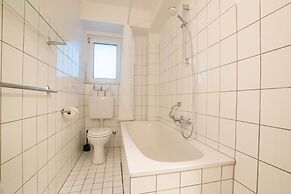 Comfortable Large Center Apartment