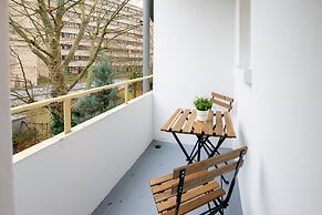 Comfortable Large Center Apartment