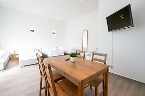 Comfortable Large Center Apartment