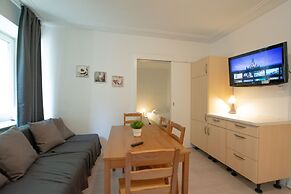 Comfortable Large Center Apartment