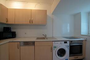 Comfortable Large Center Apartment