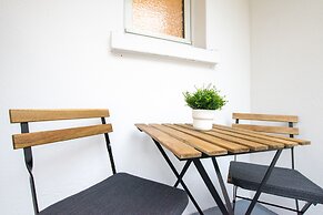 Comfortable Large Center Apartment