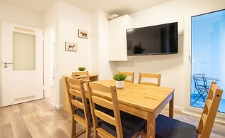 Comfortable Large Center Apartment