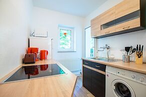 Comfortable Large Center Apartment