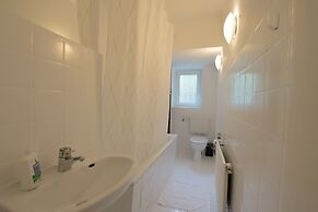 Comfortable Large Center Apartment