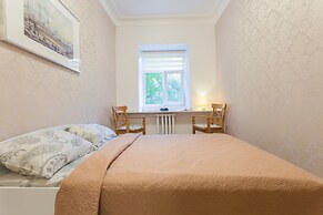 Guests Love on 5 Line VO