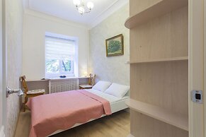 Guests Love on 5 Line VO