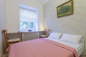 Guests Love on 5 Line VO