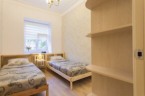 Guests Love on 5 Line VO