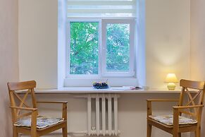 Guests Love on 5 Line VO