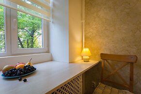 Guests Love on 5 Line VO