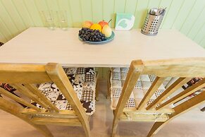 Guests Love on 5 Line VO