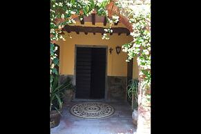 Stunning private villa for 6 guests with private pool, TV, pets allowe