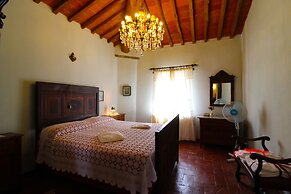 Stunning private villa for 6 guests with private pool, TV, pets allowe