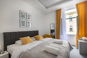 Tesla Boutique Apartments & Rooms