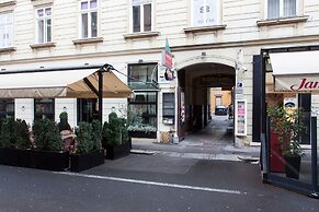 Tesla Boutique Apartments & Rooms