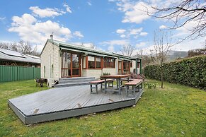 R & R in Bright - Short walk to town