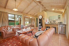 R & R in Bright - Short walk to town